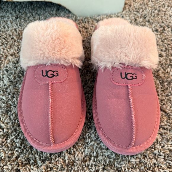 UGG Slippers - Picture 1 of 4